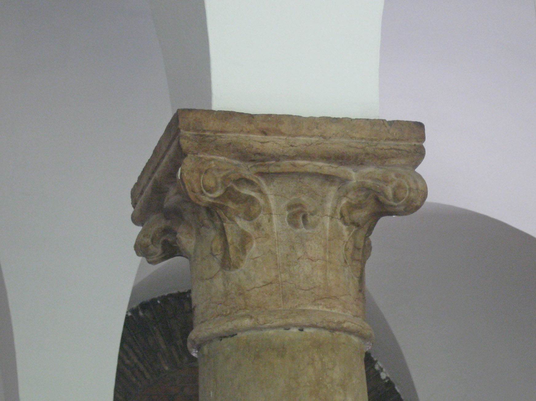 Dettaglio di un capitello nella sala del dopolavoro delle poste di Mazzoni
